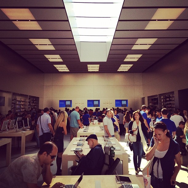The natural daylight in the double height space is gorgeous.  (Taken with Instagram at Apple Store)